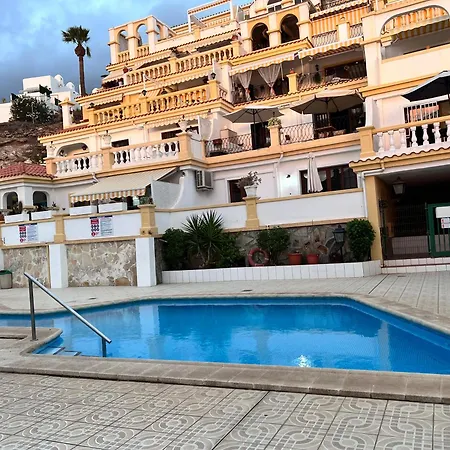 With Pools דירה אדחה