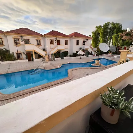 With Pools דירה